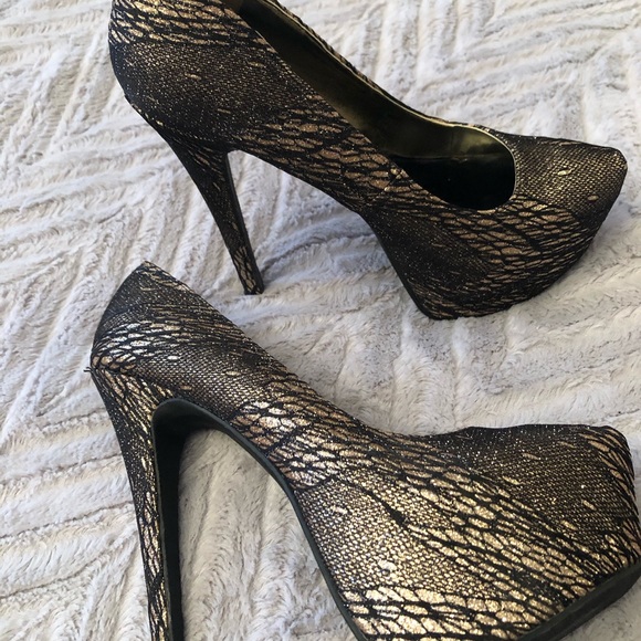 Gold and black stilettos - Picture 2 of 4